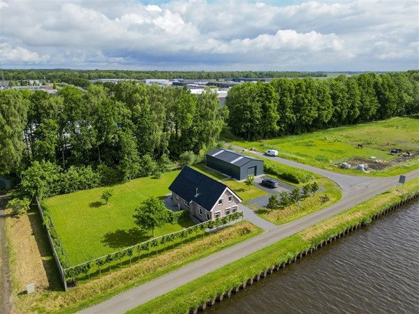 Te koop: Zeer goed onderhouden woning met een grote Loods op een supergave locatie !